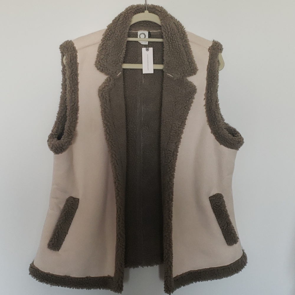 Anthropologie Akemi + Kin shearling vest - Picture 1 of 7